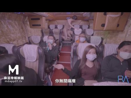 beautifull japanese girl work neith shipt on the company