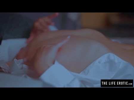 girls rub clit