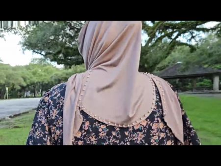hijab girl peeing
