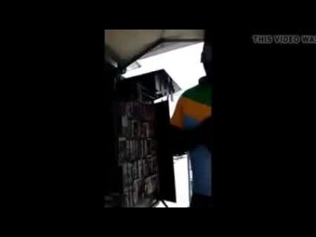 mostrando la pochita