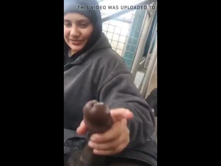 outdoor handjob girl